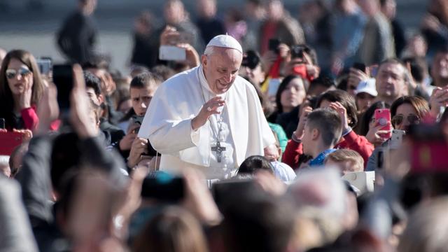 Le Pape Francis salue les fidèles au Vatican, en mars 2018. [AFP - Massimo Valicchia]