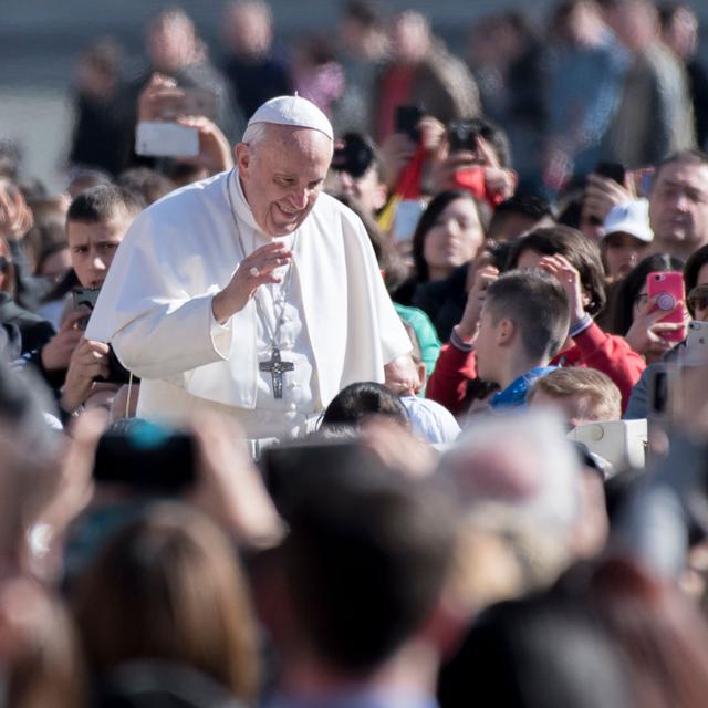 Le Pape Francis salue les fidèles au Vatican, en mars 2018. [AFP - Massimo Valicchia]