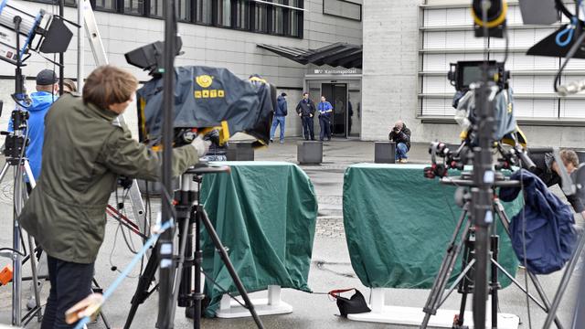 Des caméras devant le Tribunal de district de Lenzburg. [Keystone - Walter Bieri]