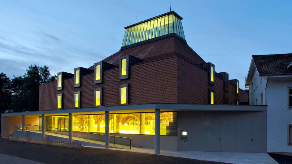 La bibliothèque cantonale de Bâle-Campagne près de la gare de Liestal: un phare de la connaissance. [LIECHTI GRAF ZUMSTEG, BRUGG - RENÉ RÖTHELI, BADEN]