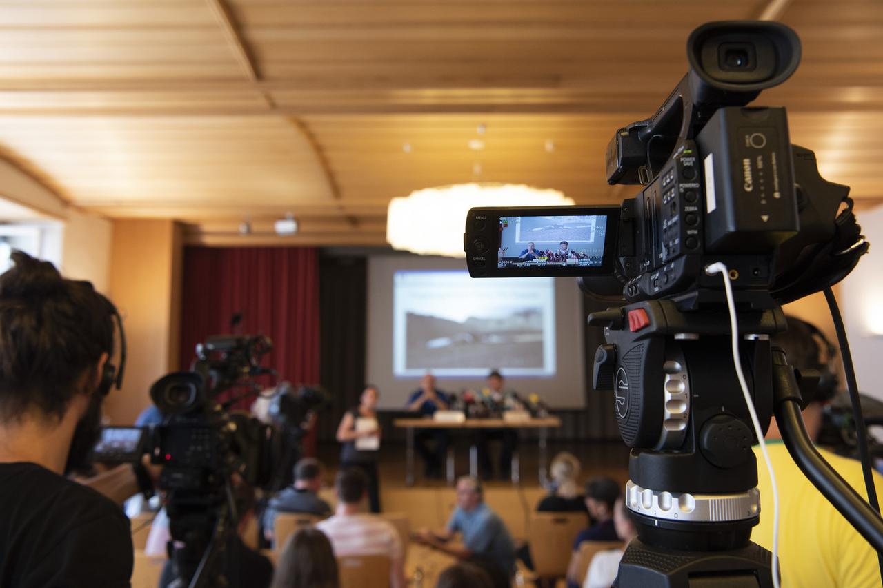 La conférence de presse de la police grisonne à Flims. [KEYSTONE - Melanie Duchene]