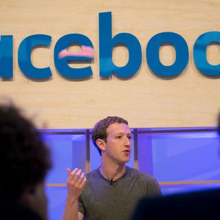 Le groupe de Marc Zuckerberg dément avoir demandé de répandre de fausses informations. [DPA/Keystone - Kay Nietfeld]