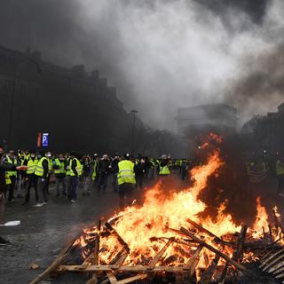 Des manifestants "gilets jaunes" rassemblés sur l'avenue des Champs-Elysée, le 1er décembre 2018. [AFP - Alain Jocard]