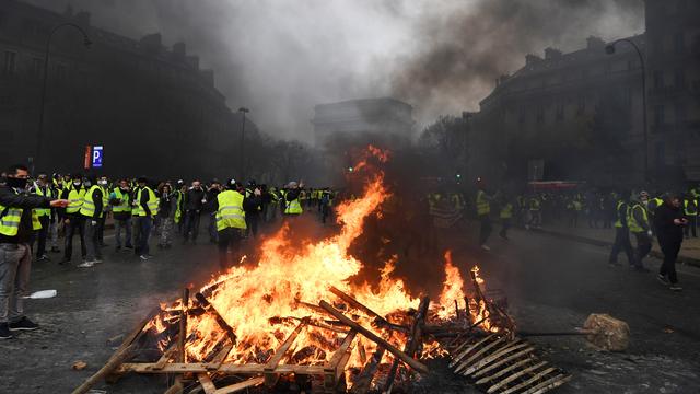 Des manifestants "gilets jaunes" rassemblés sur l'avenue des Champs-Elysée, le 1er décembre 2018. [AFP - Alain Jocard]