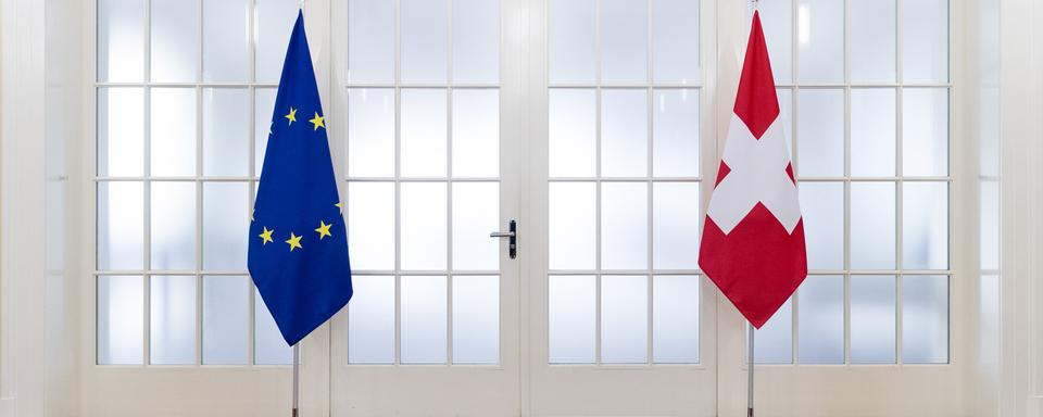 Les drapeaux européen et suisse, lors de la visite du commissaire de l'UE Jean-Claude Juncker à Berne, en novembre 2017. [Keystone - Peter Klaunzer]