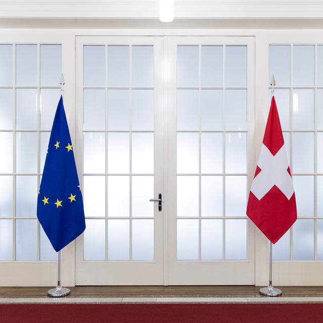Les drapeaux européen et suisse, lors de la visite du commissaire de l'UE Jean-Claude Juncker à Berne, en novembre 2017. [Keystone - Peter Klaunzer]