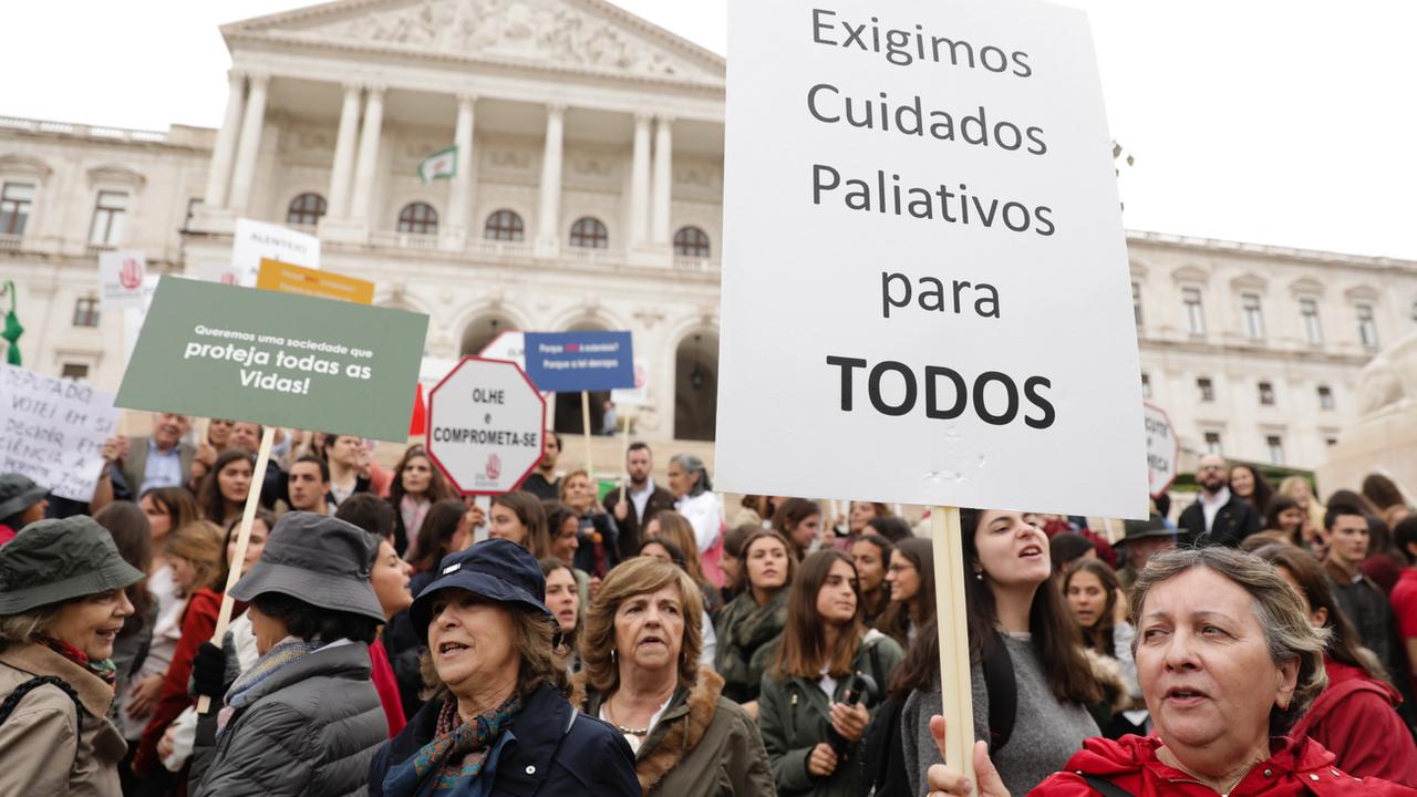 Manif contre l'euthanasie devant le Parlement portugais à Lisbonne, 24.05.2018. [EPA/Keystone - Tiago Petinga]