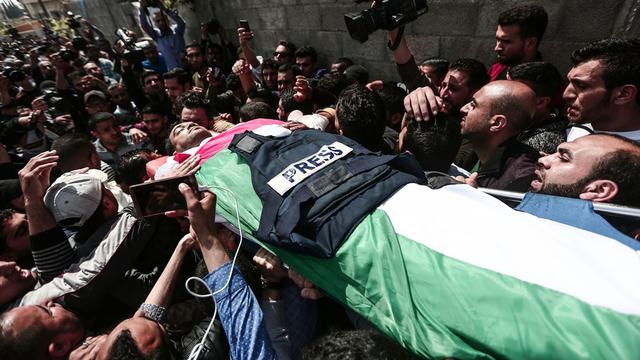 Une cérémonie a eu lieu en hommage au journaliste palestinien décédé ce samedi matin. [AFP - Mustafa Hassona - Anadolu Agency]