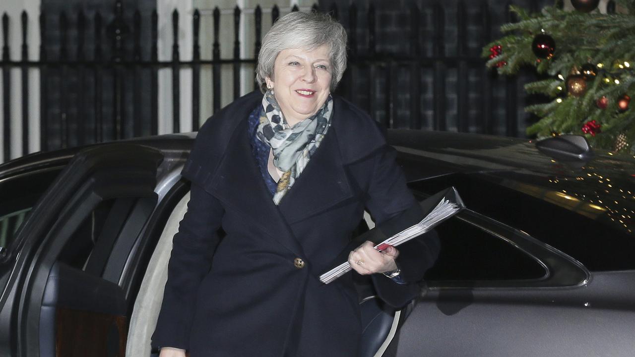 Theresa May à son arrivée au 10 Downing Street après avoir remporté le vote défiance à son encontre. [Keystone - AP Photo/Tim Ireland]