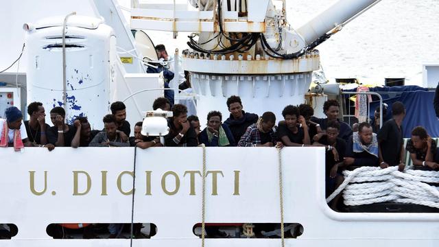 Des dizaines de migrants sont contraints par l'Italie de rester à bord du Diciotti au large de Catane. [Ansa/AP/Keystone - Orietta Scardino]