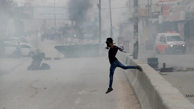 Un manifestant palestinien près du checkpoint de Qalandia, au sud de Ramallah. [Reuters - Goran Tomasevic]