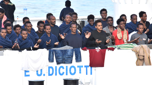 Migrants à bord du Diciotti dans le port de Catane en Sicile, 22.08.2018. [EPA/Keystone - Orietta Scardino]