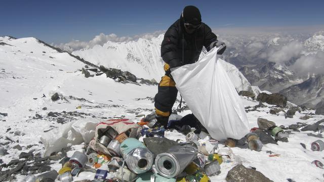 Les alpinistes qui gravissent l'Everest laissent régulièrement des déchets derrière eux. [AFP - Namgyal SHERPA]