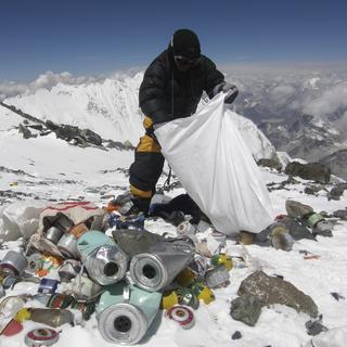 Les alpinistes qui gravissent l'Everest laissent régulièrement des déchets derrière eux. [AFP - Namgyal SHERPA]