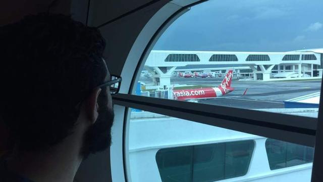 Hassan Al Kontar vit dans le terminal 2 de l'aéroport de Kuala Lumpur, en Malaisie. [Twitter - @Kontar81]