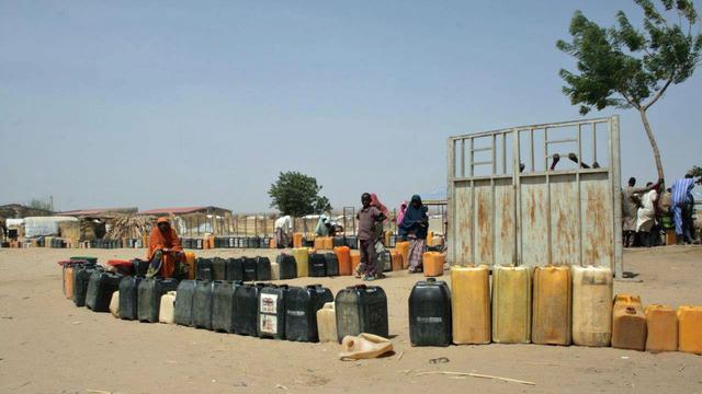 Des femmes font la queue pour de l'eau potable dans un camp de déplacés. [Terre des Hommes]