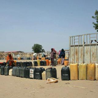 Des femmes font la queue pour de l'eau potable dans un camp de déplacés. [Terre des Hommes]