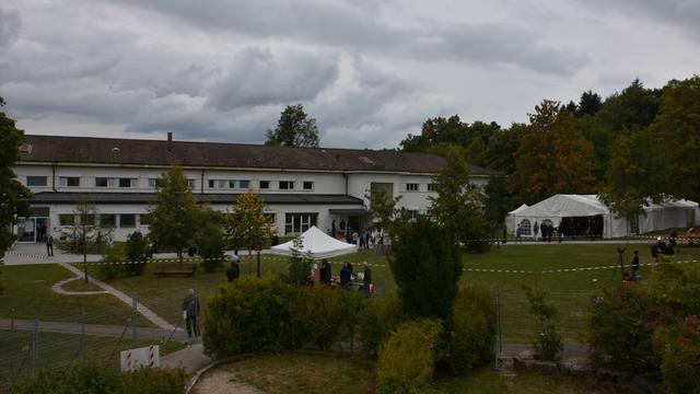 Portes ouvertes au centre fédéral pour demandeurs d'asile de Boudry (NE). [RTS - Gaël Klein]