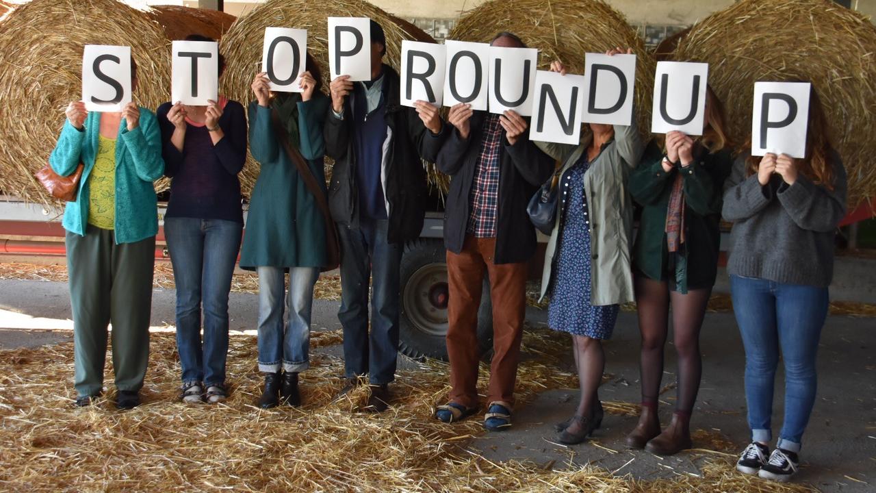 900 signatures en trois mois dans le Jura pour l'interdiction du glyphosate. [RTS - Gaël Klein]