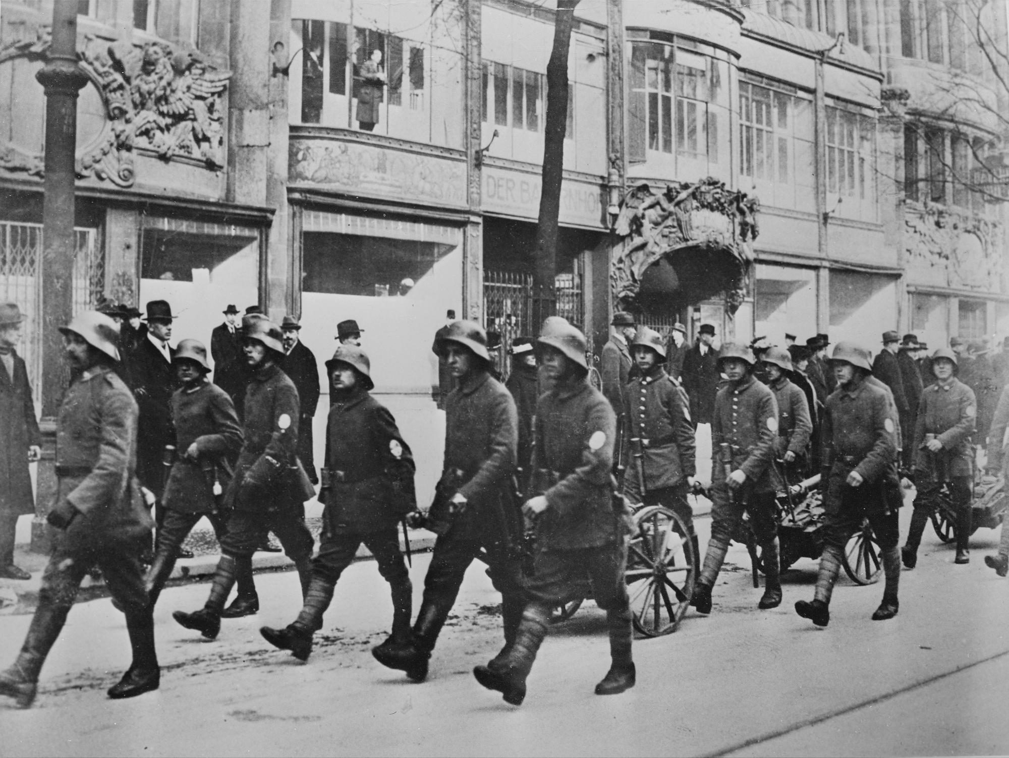 Défection de soldats allemands à Berlin quelques jours avant l'armistice de 1918. Des troupes à Hambourg et à Kiel ont refusé d'obéir à leur hiérarchie. [AFP - Archives Snark]