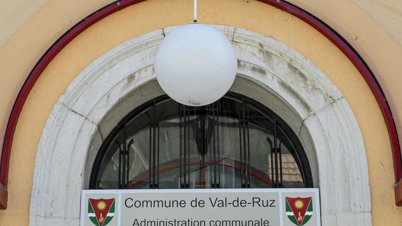 La commune de Val-de-Ruz (NE) devra décider si elle éteint ses candélabres la nuit. [Jean-Christophe Bott - Keystone]