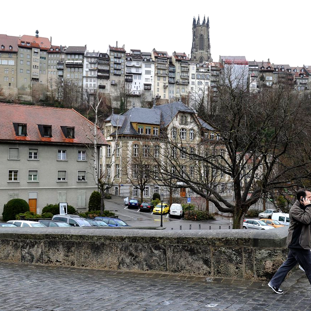 Les citoyens valident une meilleure transparence financière de la vie politique fribourgeoise. [Keystone - Jean-Christophe Bott]