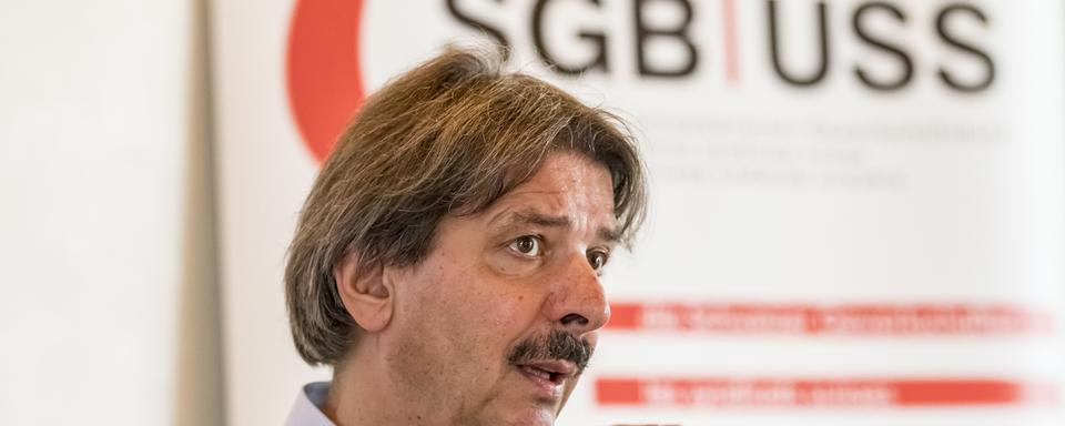 Le président de l'Union syndicale suisse (USS), Paul Rechsteiner, lors de la conférence de presse sur les relations Suisse-UE le 8 août. [Keystone - Thomas Hodel]