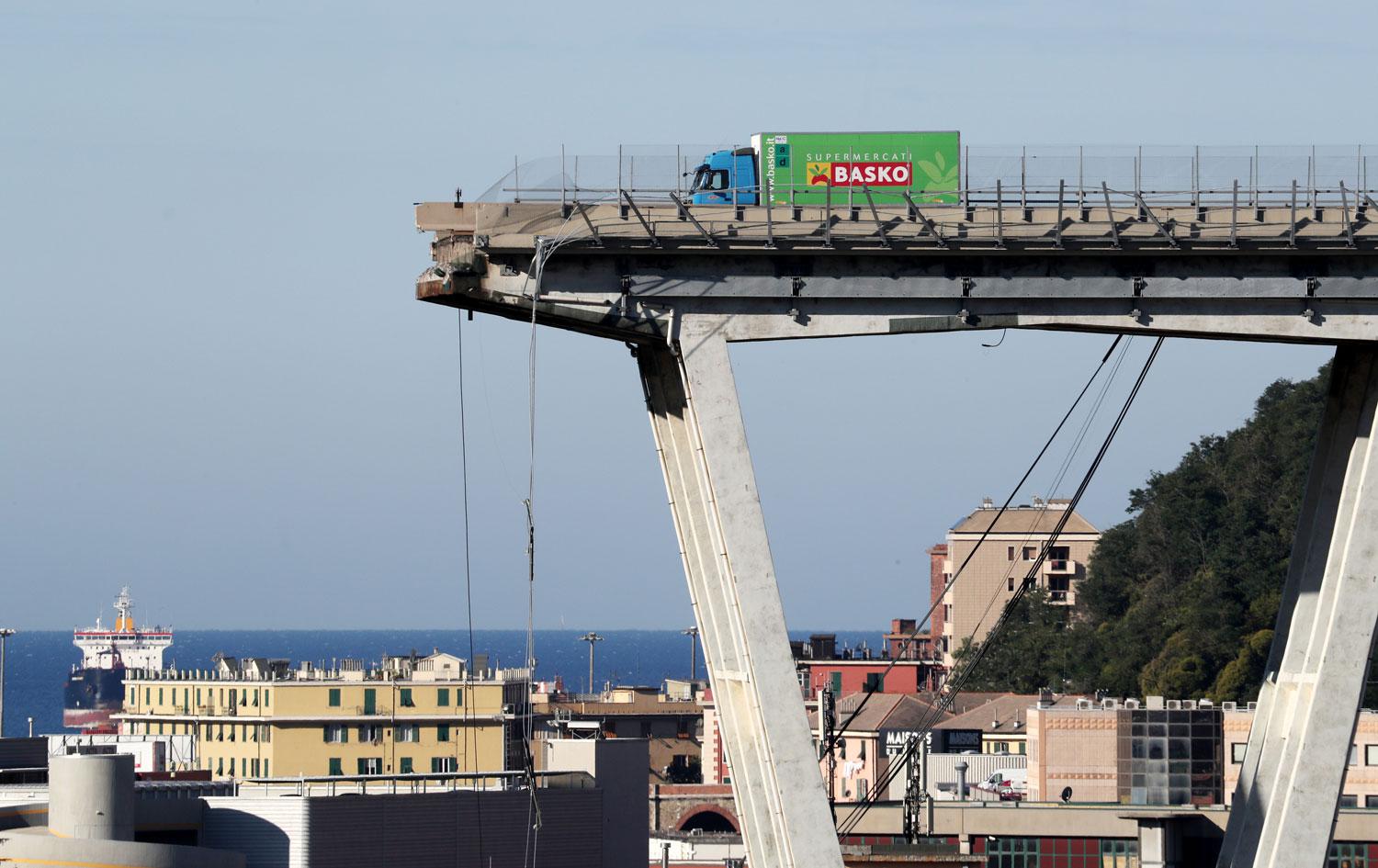 Le pont Morandi de Gênes photographié mercredi matin 15.08.2018. [Reuters - Stefano Rellandini]