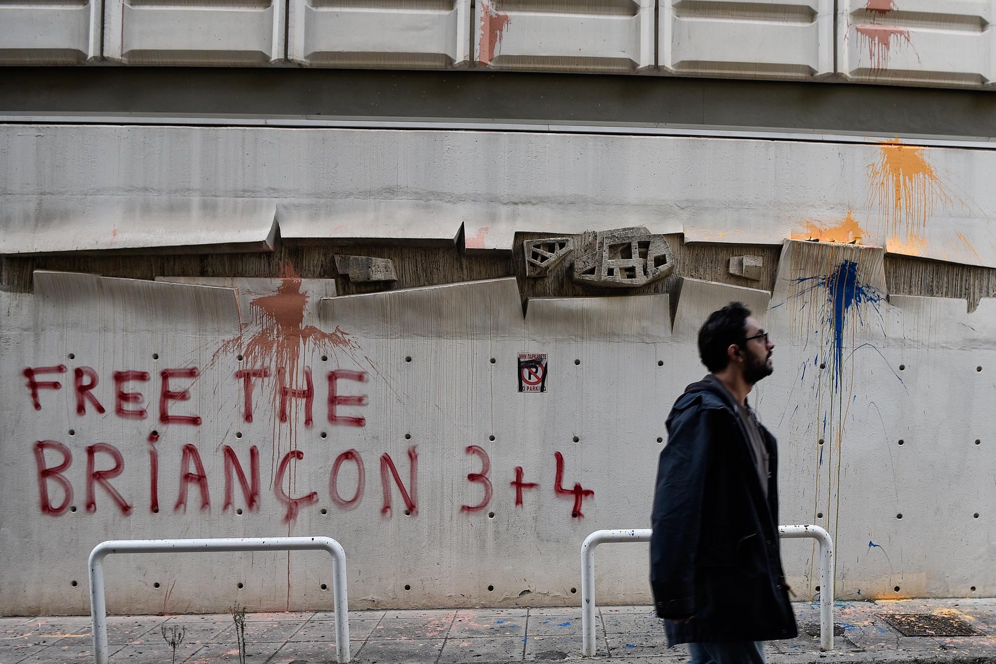 Un tag de soutien aux "3+4 de Briançon" à Athènes. [AFP - Louisa Gouliamaki]