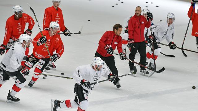 Les Suisses peaufinent les derniers détails avant de s'envoler mercredi pour le Danemark. [Walter Bieri]