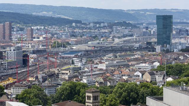 A Zurich, les remboursements de frais hors forfait se sont élevés à un total de 46'600 francs pour l'ensemble des neuf conseillers municipaux en 2017, contre 120'000 francs pour les cinq membres du conseil administratif de Genève. [Keystone - Christian Beutler]