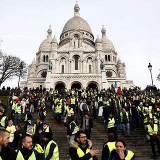 Plusieurs dizaines de "gilets jaunes" se sont rassemblés sur la butte Montmartre samedi matin. [AFP - Sameer Al-Doumy]