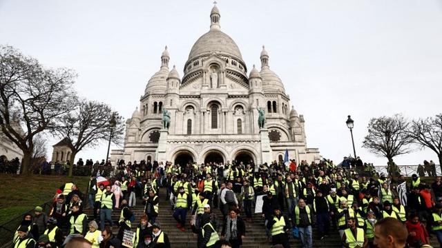 Plusieurs dizaines de "gilets jaunes" se sont rassemblés sur la butte Montmartre samedi matin. [AFP - Sameer Al-Doumy]