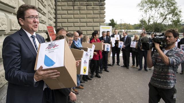 Le président de l'UDC Albert Rösti devant la Chancellerie fédérale à Berne, ce 31 août 2018. [Keystone - Peter Schneider]