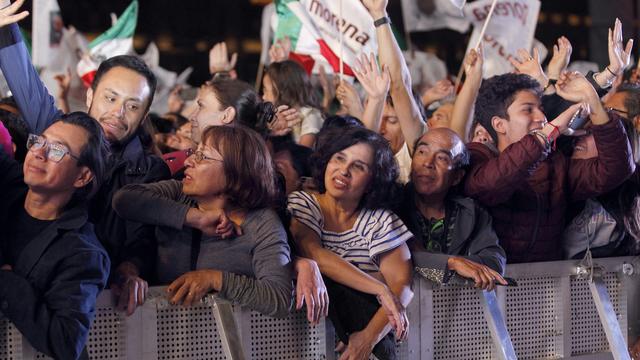 Des partisans d'Andres Manuel Lopez Obrador célèbrent la victoire du candidat de la gauche à la présidentielle mexicaine. [EPA/Keystone - Sashenka Gutierrez]