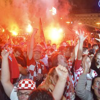 Supporters croates en folie à Zagreb après la victoire face à l'Angleterre. [STR/EPA/Keystone]