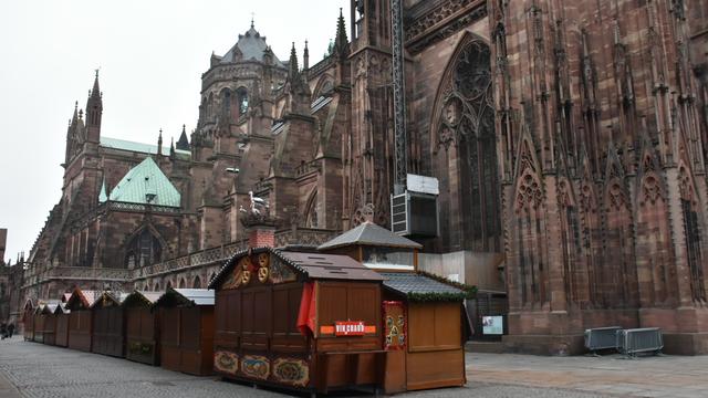 Le marché de Noël de Strasbourg va rester fermer ce jeudi encore. [RTS - Gaël Klein]