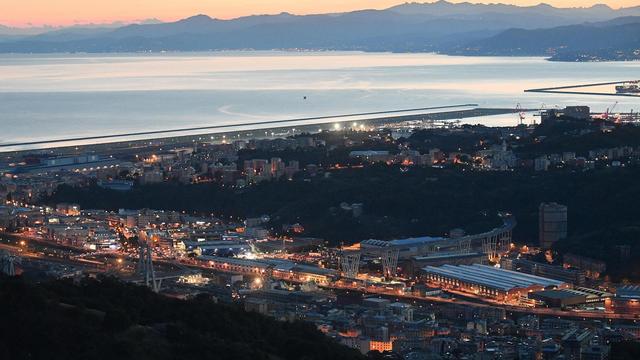 Une vue du viaduc autoroutier effondré au-dessus de la ville de Gênes, le 15 août 2018. [ANSA/AP/Keystone - Luca Zennaro]