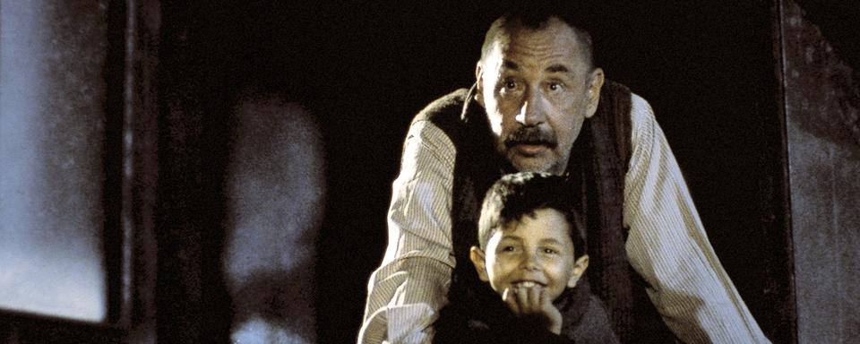 Philippe Noiret et Salvatore Cascio dans "Cinema Paradiso" (1989). [AFP - Collection Cinema/Photo12]