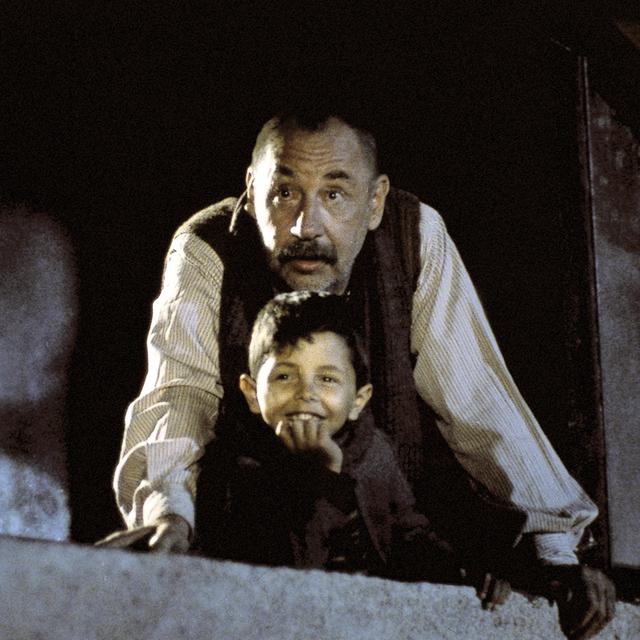 Philippe Noiret et Salvatore Cascio dans "Cinema Paradiso" (1989). [AFP - Collection Cinema/Photo12]