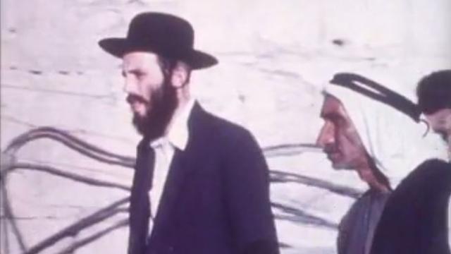 Juifs et Palestiniens dans les territoires occupés en 1977. [RTS]