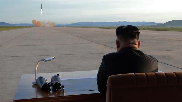 Le président nord-coréen Kim Jong-Un, lors du lancement d'un missile balistique (photographie non-datée). [KCNA via KNS]