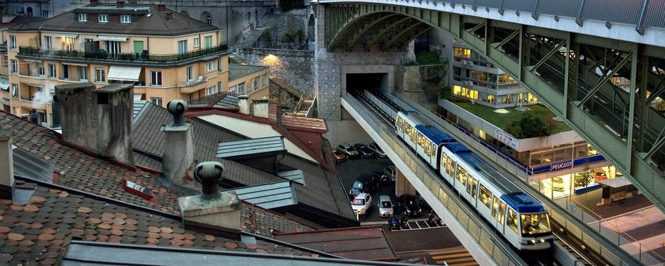 Le métro m2 passe sous le pont Bessières. [Keystone - Laurent Gillieron]