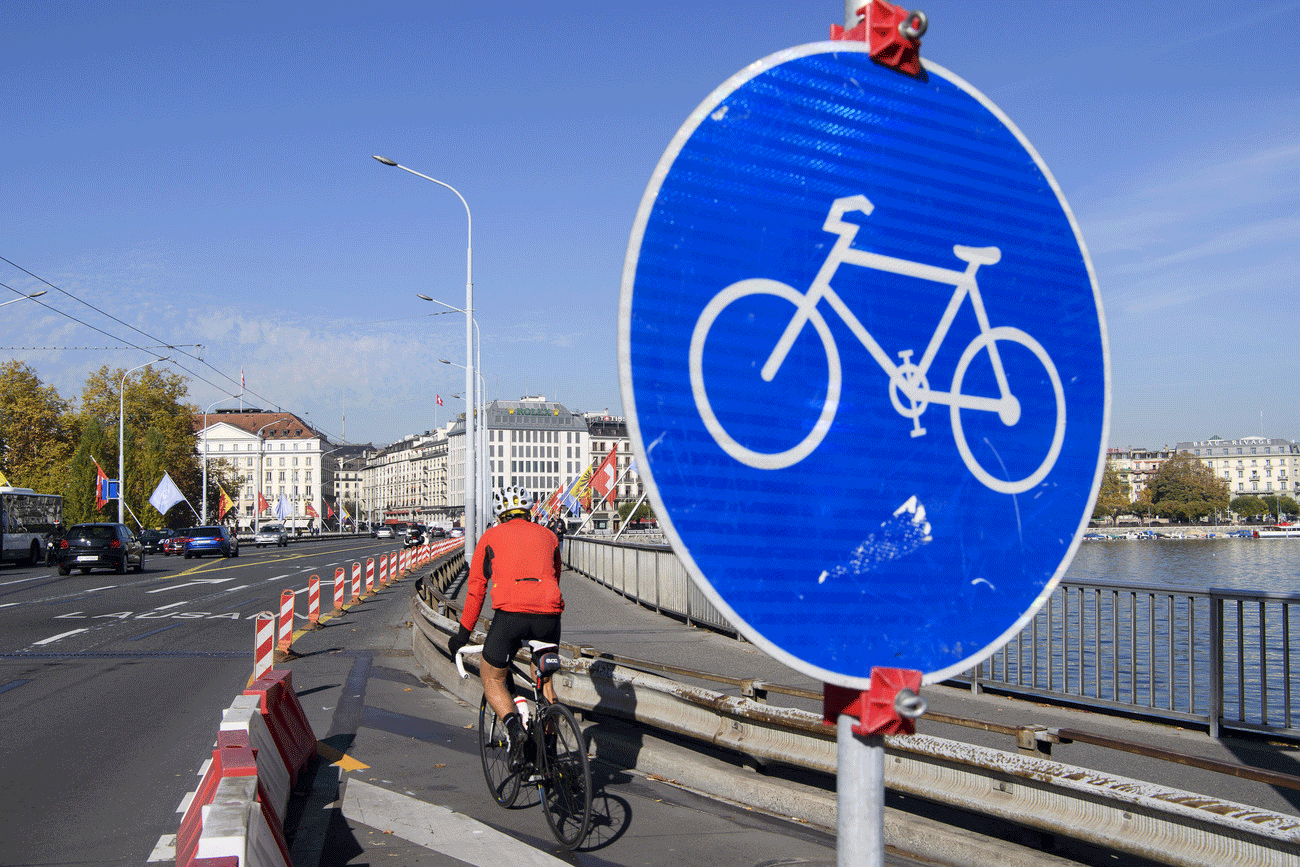 A vélo ou à pied, il nʹest pas toujours aisé de circuler en ville de Genève. Pour encourager les autorités genevoises à agir en faveur de la circulation a pied ou en vélo, les associations Actif-Trafic et Pro-Vélo on créé des prix du meilleur et du pire en terme dʹaménagement piétons et cyclables. [Keystone - Martial Trezzini]