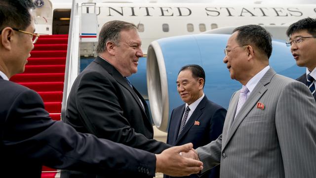 Mike Pompeo (à gauche), à son arrivée à Pyongyang, avec des officiels nord-coréens. [Keystone - Andrew Harnik]