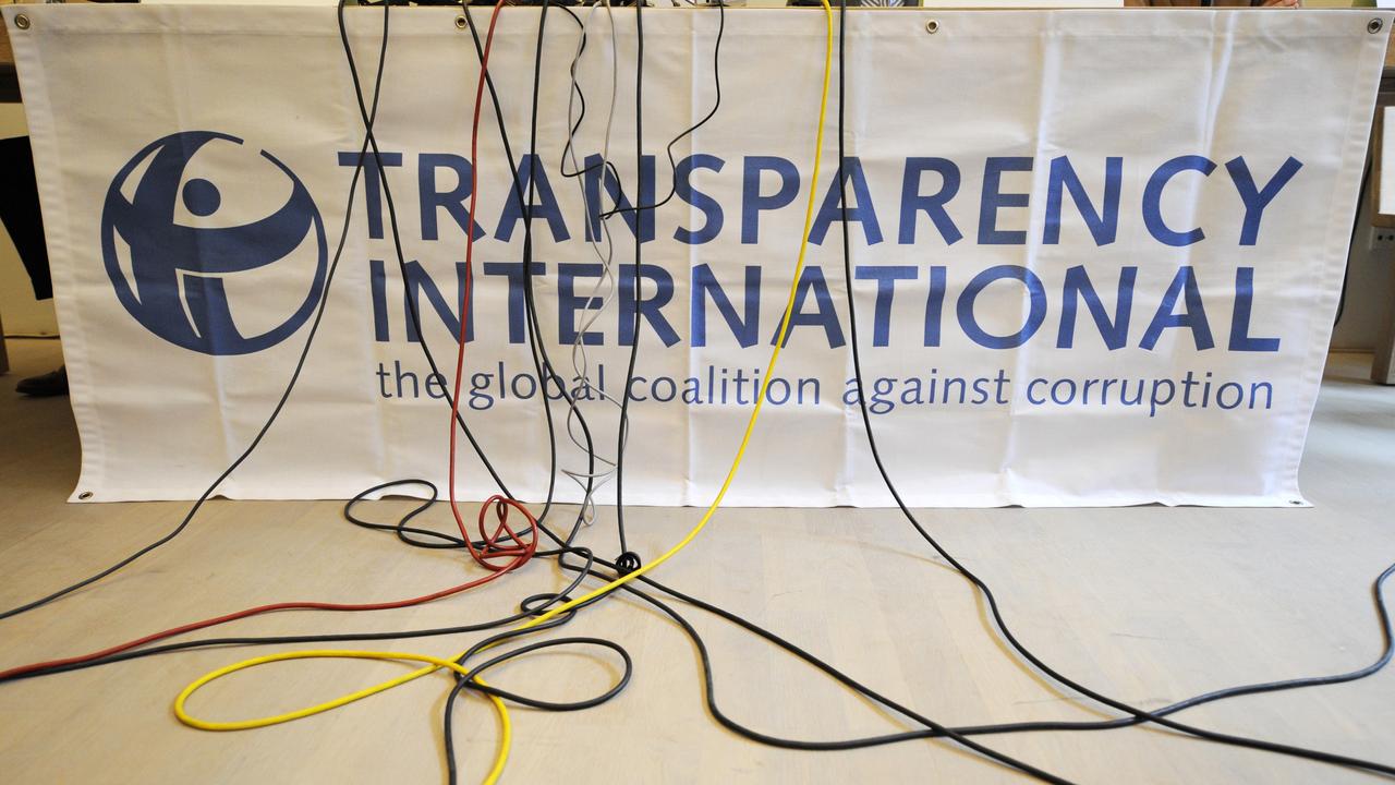 Le logo de Transparency international lors d'une conférence de presse à Berlin. [AFP - John MacDougall]
