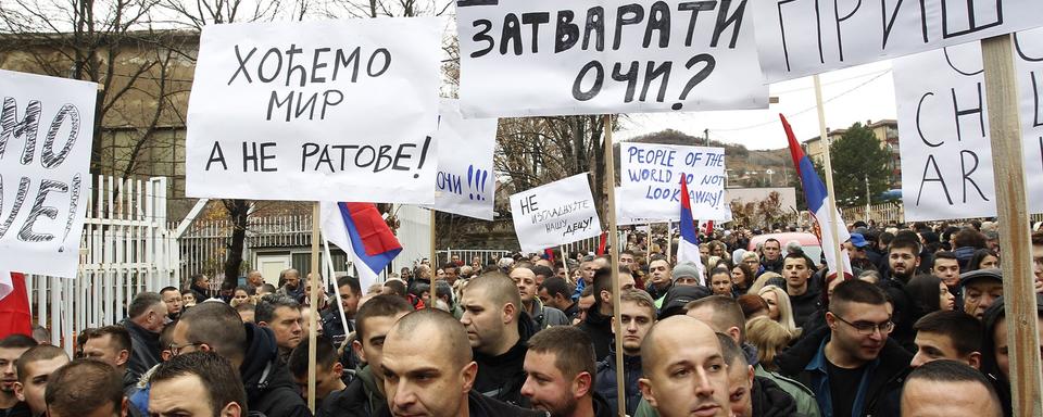 Des manifestants à Mitrovica. [Keystone - EPA/Djordje Savic]