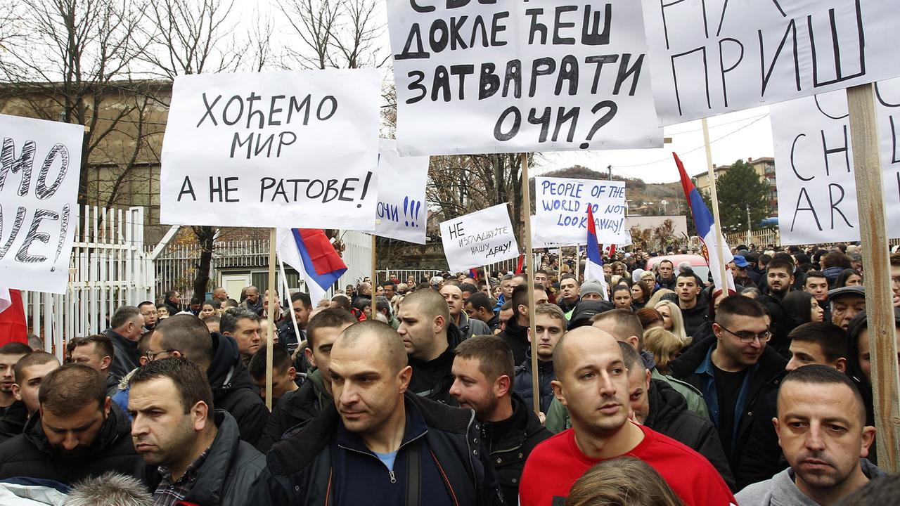 Des manifestants à Mitrovica. [Keystone - EPA/Djordje Savic]