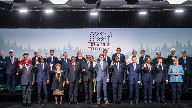 Les participants au G7 entourant le Premier ministre canadien Justin Trudeau. [AFP - MICHAEL KAPPELER / DPA]