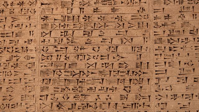 Tablette avec écriture cunéiforme. [Fotolia - kmiragaya]